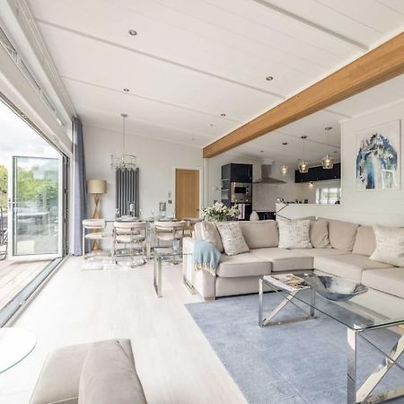Luxury Lodge With Hot Tub In Windsor Marina Экстерьер фото