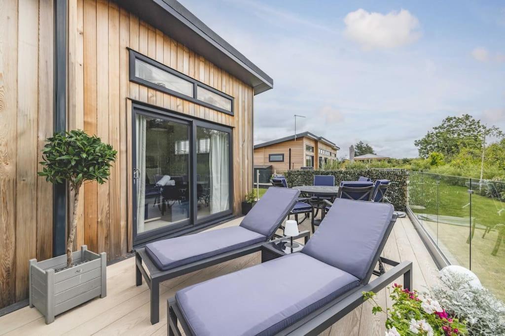 Luxury Lodge With Hot Tub In Windsor Marina Экстерьер фото