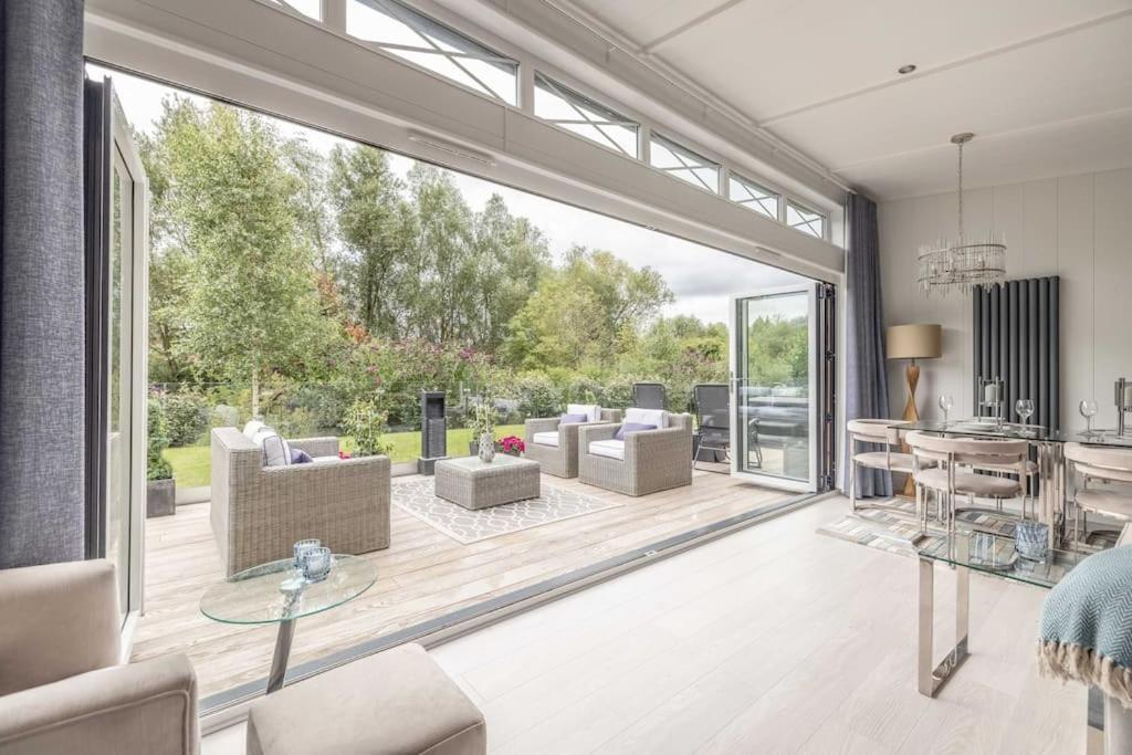 Luxury Lodge With Hot Tub In Windsor Marina Экстерьер фото