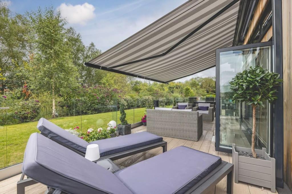 Luxury Lodge With Hot Tub In Windsor Marina Экстерьер фото